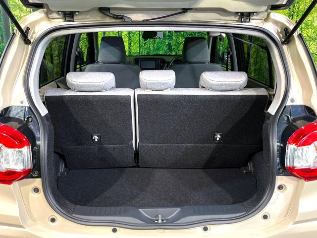 ���i�̂���������ʋ΁A���}���ɏ\���ȉ׎��X�y�[�X���m�ۂ��Ă���܂��B�Z�J���h�V�[�g��|���ƁA�傫�ȉו��̐ύڂ��\�ł���