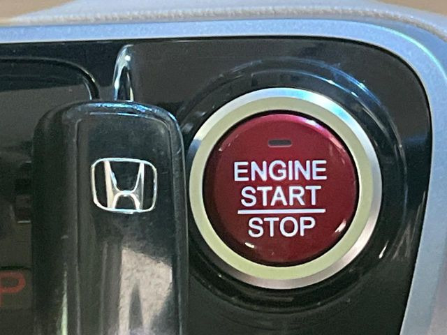 �yHonda�X�}�[�g�L�[�z�J�o����|�P�b�g�ɓ��ꂽ�܂܂ł��h�A�̎{���E�������\�ȃX�}�[�g�L�[�𑕔��B�G���W���̃I���E�I�t�����J�M�����o���K�v����������Ƃ��Ă��֗��ł���