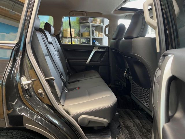 後部座席も気になるようなキズ・汚れやへたり等、大きなダメージはなく、良好な状態です。