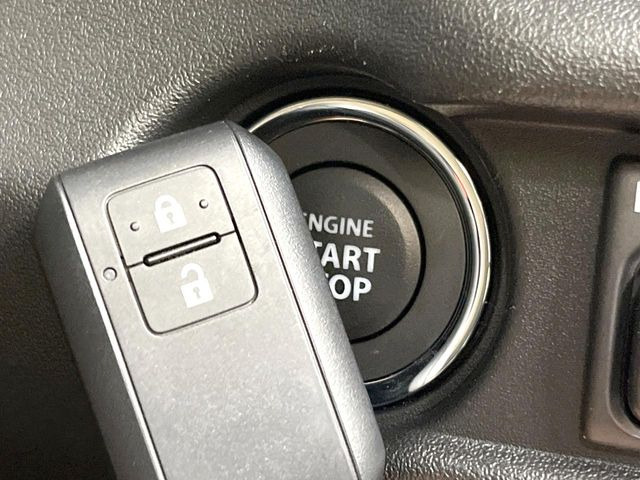 【キーレススタートシステム】カバンやポケットに入れたままでもドアの施錠・解錠が可能なスマートキーを装備。エンジンのオン・オフ時もカギを取り出す必要が無いからとっても便利です♪