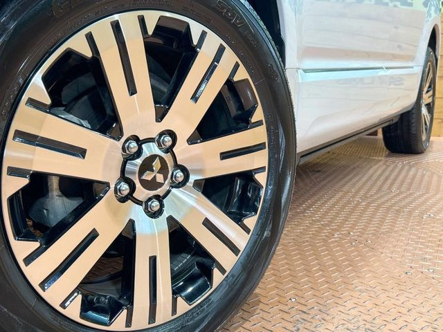 【純正18インチアルミホイール】外観にマッチした純正アルミホイールを装着しております。各種社外アルミホイールや、スタッドレスタイヤも取扱いしております。是非ご相談ください♪