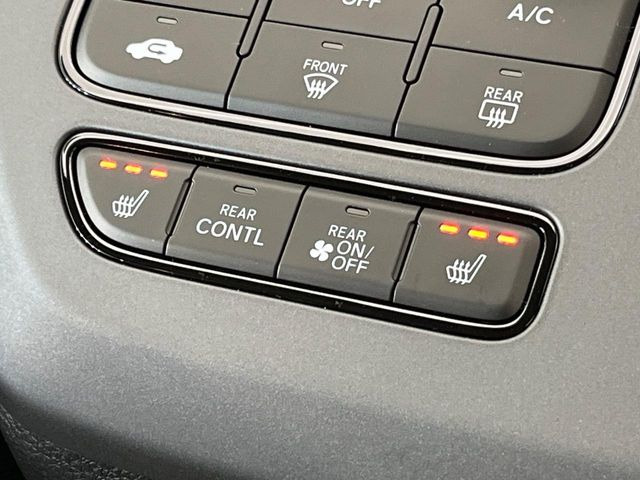 【シートヒーター】寒い日に重宝するシートヒーター!エアコンより早く温まってくれるので寒がりの人も安心ですね♪エアコンの温風は乾燥するから苦手、という方にもをおすすめです。