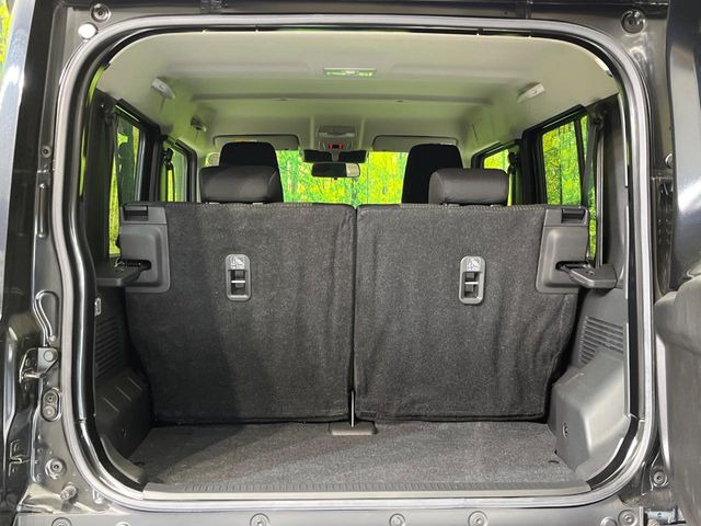 ���i�̂���������ʋ΁A���}���ɏ\���ȉ׎��X�y�[�X���m�ۂ��Ă���܂��B�Z�J���h�V�[�g��|���ƁA�傫�ȉו��̐ύڂ��\�ł���