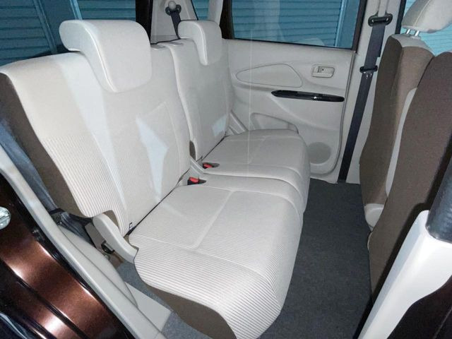 広々とした2列目シートは居住性が高く、居心地も快適!友達や家族とのお出かけにぴったりです。ベビーシートやチャイルドシート使用時も快適にお過ごしいただける十分な空間を確保しています。