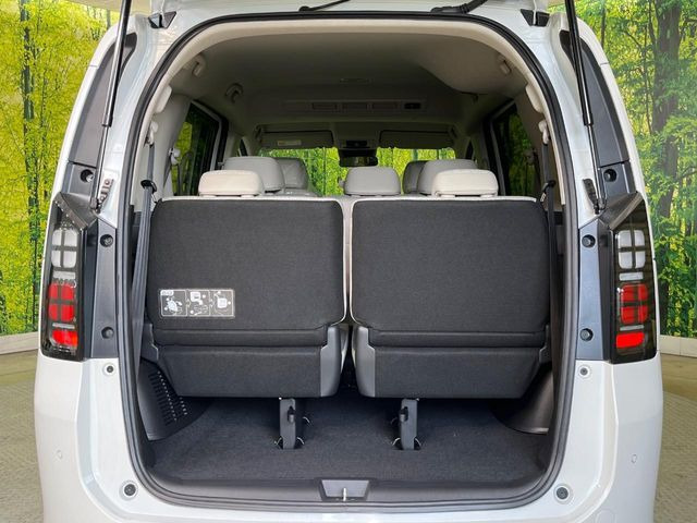 普段のお買い物や通勤、送迎等に十分な荷室スペースを確保しております。セカンドシートを倒すと、大きな荷物の積載も可能です♪