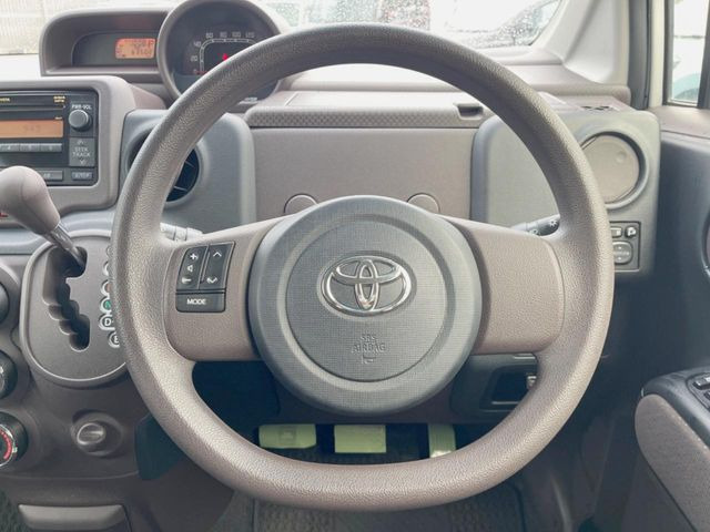 �C���e���A�ɍ��킹���f�U�C���̃X�e�A�����O�́A�^�]�������̂��Ƃ��l���A�^�]���₷���`��A�傫���ł��B�����x�A���ۂɐG���Ă��m���߂��������B