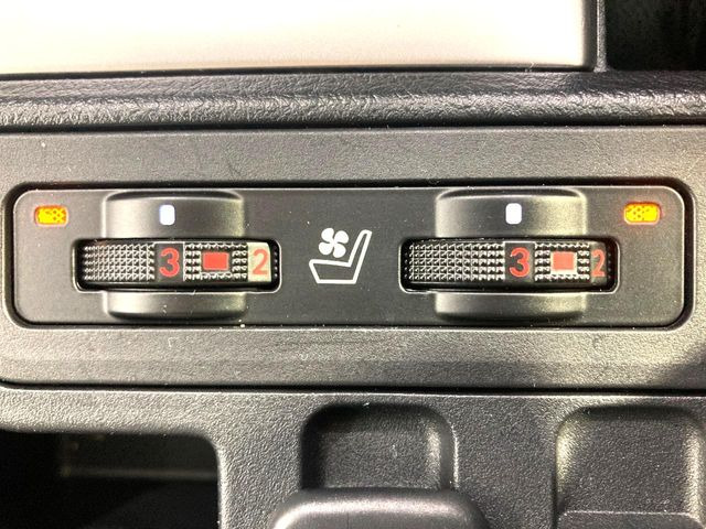 【シートベンチレーション】夏場は涼しい風でお尻や背中の熱やムレを防ぎ、冬はエアコンよりも早く温まってポカポカに!季節を問わず快適に過ごせます。