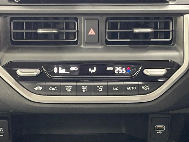 【オートエアコン】一度お好みの温度に設定すれば、車内の温度を検知し風量や温度を自動で調整。暑い&hellip;寒い&hellip;と何度もスイッチ操作をする必要はありません。快適な車内空間には必須の機能ですね♪