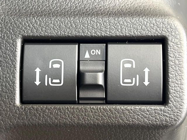 【両側パワースライドドア】スマートキーや運転席のスイッチで後席両側スライドドアの開閉が可能♪電動だから力を入れてドアを開ける必要が無く、小さなお子様でも簡単に開け閉めでき快適です♪