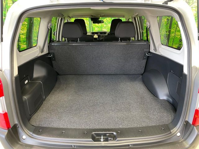 ���i�̂���������ʋ΁A���}���ɏ\���ȉ׎��X�y�[�X���m�ۂ��Ă���܂��B�Z�J���h�V�[�g��|���ƁA�傫�ȉו��̐ύڂ��\�ł���