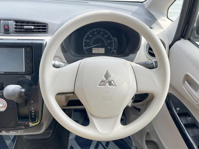 �C���e���A�ɍ��킹���f�U�C���̃X�e�A�����O�́A�^�]�������̂��Ƃ��l���A�^�]���₷���`��A�傫���ł��B�����x�A���ۂɐG���Ă��m���߂��������B