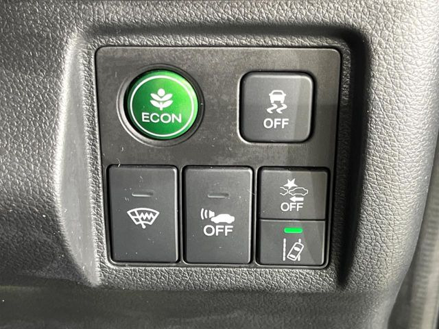 【ホンダセンシング】走行中に前方の車両等を認識し、衝突しそうな時は警報とブレーキで衝突回避と被害軽減をアシスト。より安全にドライブをお楽しみいただけます。