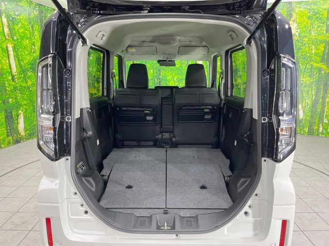 ���i�̂���������ʋ΁A���}���ɏ\���ȉ׎��X�y�[�X���m�ۂ��Ă���܂��B�Z�J���h�V�[�g��|���ƁA�傫�ȉו��̐ύڂ��\�ł���