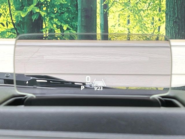 【ヘッドアップディスプレイ】現在の速度や走行情報をデジタル表示で運転席前方のガラスに投影!運転中、目線をずらさず必要な情報を確認できるのでとっても便利で安心!