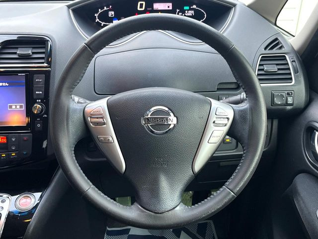 �C���e���A�ɍ��킹���f�U�C���̃X�e�A�����O�́A�^�]�������̂��Ƃ��l���A�^�]���₷���`��A�傫���ł��B�����x�A���ۂɐG���Ă��m���߂��������B