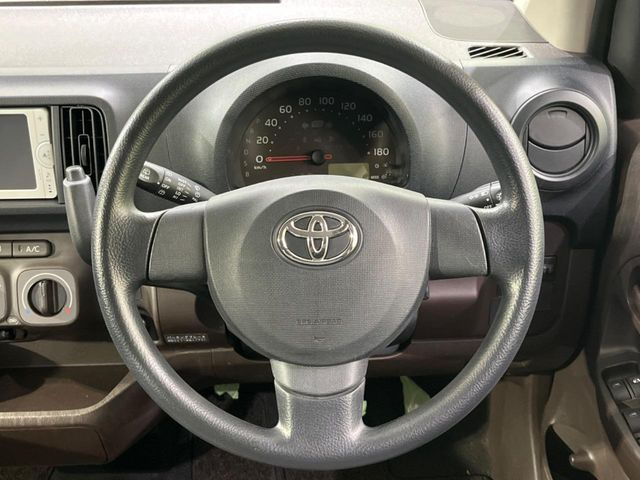 �C���e���A�ɍ��킹���f�U�C���̃X�e�A�����O�́A�^�]�������̂��Ƃ��l���A�^�]���₷���`��A�傫���ł��B�����x�A���ۂɐG���Ă��m���߂��������B