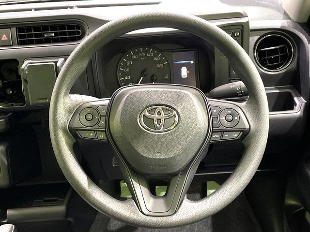 �C���e���A�ɍ��킹���f�U�C���̃X�e�A�����O�́A�^�]�������̂��Ƃ��l���A�^�]���₷���`��A�傫���ł��B�����x�A���ۂɐG���Ă��m���߂��������B