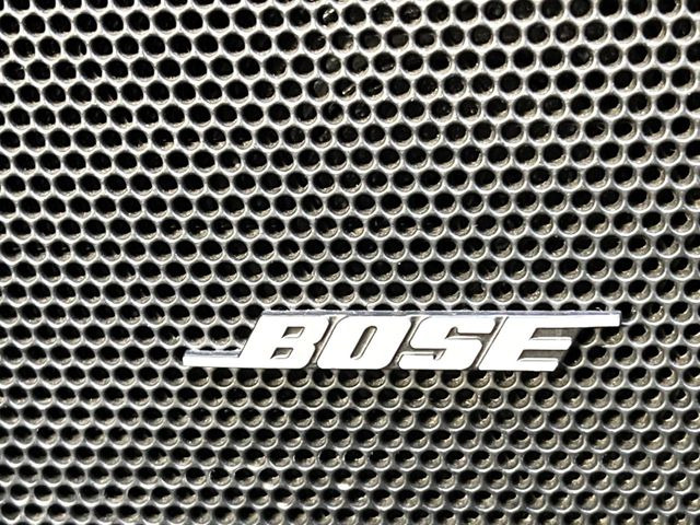 �yBOSE�T�E���h�V�X�e���z���i�ʃT�E���h�V�X�e���𓋍ځB��p�̃`���[�j���O���{���ꂽ�召�l�X�ȃX�s�[�J�[����ǎ��ȃT�E���h���t�ł��A�Տꊴ���ӂ�鉹����Ԃ����o���܂��B