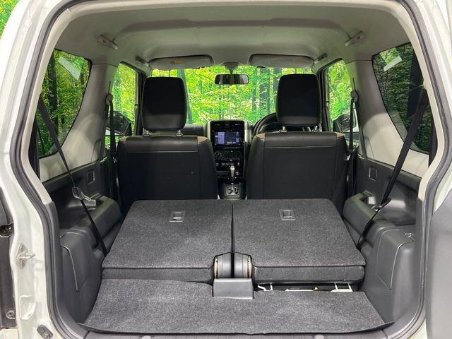 ���i�̂���������ʋ΁A���}���ɏ\���ȉ׎��X�y�[�X���m�ۂ��Ă���܂��B�Z�J���h�V�[�g��|���ƁA�傫�ȉו��̐ύڂ��\�ł���