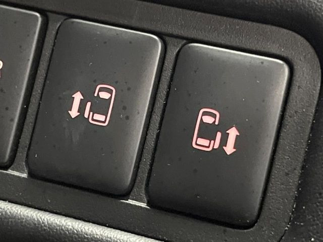 【両側パワースライドドア】スマートキーや運転席のスイッチで後席両側スライドドアの開閉が可能♪電動だから力を入れてドアを開ける必要が無く、小さなお子様でも簡単に開け閉めでき快適です♪