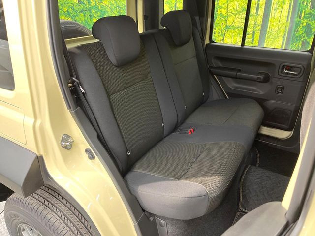後部座席も気になるようなキズ・汚れやへたり等、大きなダメージはなく、良好な状態です。