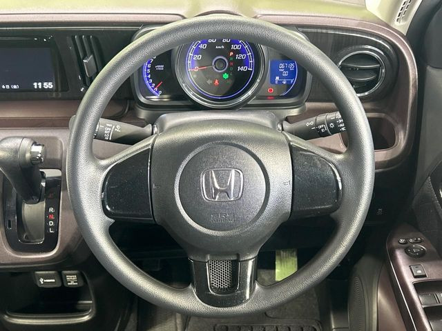 �C���e���A�ɍ��킹���f�U�C���̃X�e�A�����O�́A�^�]�������̂��Ƃ��l���A�^�]���₷���`��A�傫���ł��B�����x�A���ۂɐG���Ă��m���߂��������B