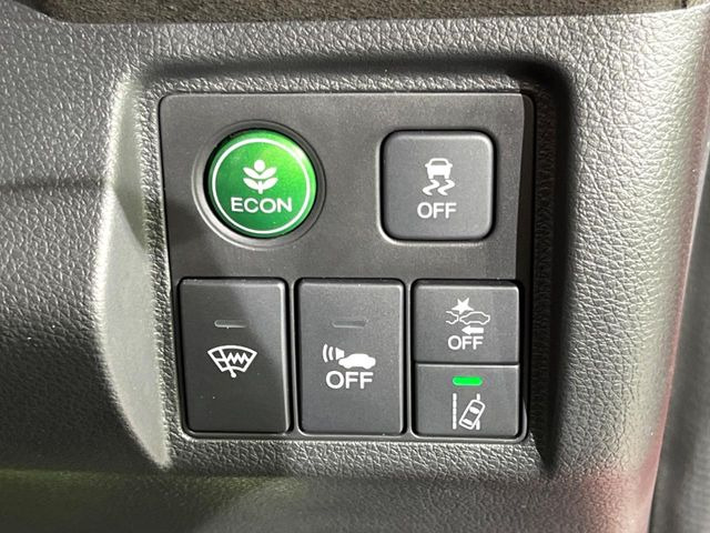 【ホンダセンシング】走行中に前方の車両等を認識し、衝突しそうな時は警報とブレーキで衝突回避と被害軽減をアシスト。より安全にドライブをお楽しみいただけます。