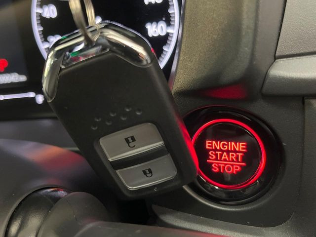 【スマートキー】カバンやポケットに入れたままでもドアの施錠・解錠が可能なスマートキーを装備。エンジンのオン・オフ時もカギを取り出す必要が無いからとっても便利です♪