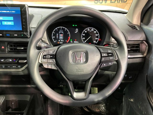 �C���e���A�ɍ��킹���f�U�C���̃X�e�A�����O�́A�^�]�������̂��Ƃ��l���A�^�]���₷���`��A�傫���ł��B�����x�A���ۂɐG���Ă��m���߂��������B