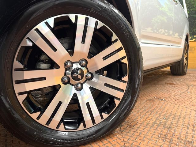 【純正18インチアルミホイール】外観にマッチした純正アルミホイールを装着しております。各種社外アルミホイールや、スタッドレスタイヤも取扱いしております。是非ご相談ください♪