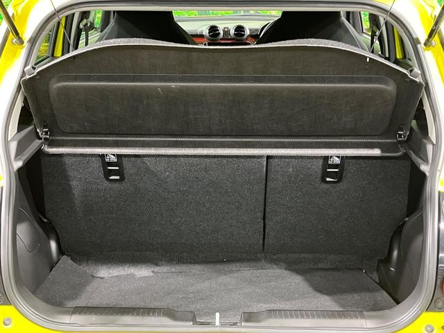 ���i�̂���������ʋ΁A���}���ɏ\���ȉ׎��X�y�[�X���m�ۂ��Ă���܂��B�Z�J���h�V�[�g��|���ƁA�傫�ȉו��̐ύڂ��\�ł���