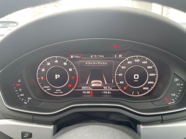 ���o�[�`�����R�b�N�s�b�g:�S�̂��t���p�l���ƂȂ��Ă����i�I�ȃ��[�^�[�p�l���B�ʏ�̃X�s�[�h���[�^�[�Ƃ��Ă̋@�\�͂������A�i�r�E�I�[�f�B�I�@�\�̊m�F�E������ł��A�^�]�ɏW�����₷���Ȃ��Ă���܂��B