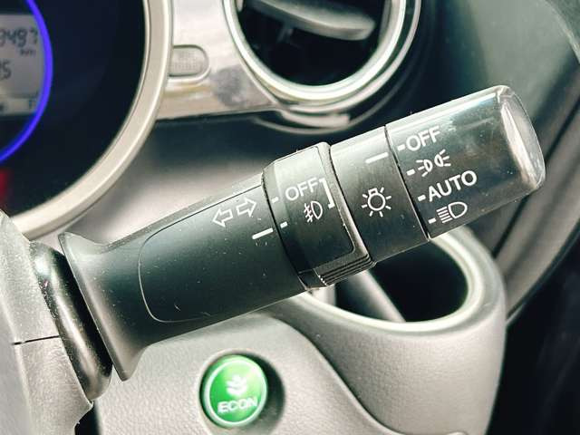 �y�I�[�g���C�g�z�ԊO�̖��邳�����m���āA�����I�Ƀw�b�h���C�g��_�����Ă���܂���g���l���𑖍s����ۂɂ��A�����I�ɓ_�����Ă���ĕ֗��ȑ�����1�ł���