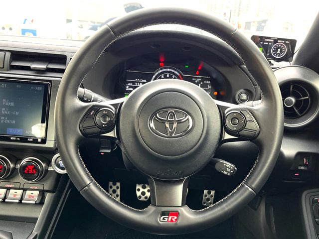 �y�����v�����X�e�A�����O�z�㎿�Ȋv���g�p���邱�ƂŁA��ɂ����������݂ƂĂ��^�]���₷���n���h���ł���