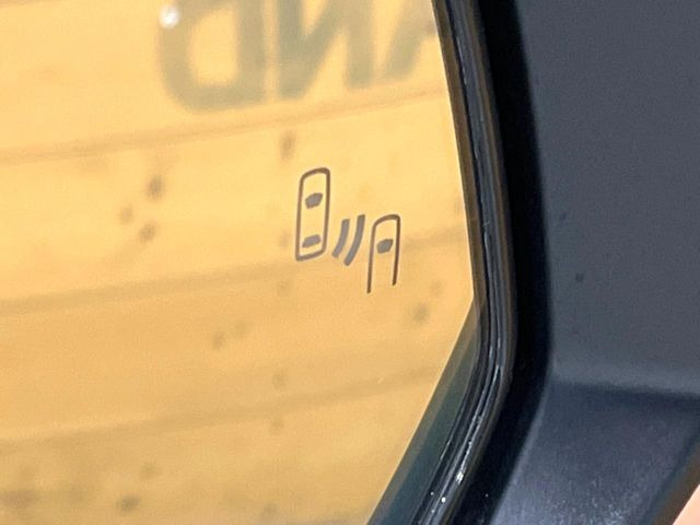 【ブラインドスポットモニター】走行中、ドアミラーの死角になりやすい箇所に後続車が接近するとサイドミラーのレンズに警告を表示!ドライバーに注意喚起をしてくれます。