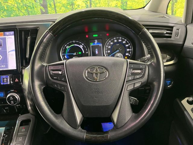 �C���e���A�ɍ��킹���f�U�C���̃X�e�A�����O�́A�^�]�������̂��Ƃ��l���A�^�]���₷���`��A�傫���ł��B�����x�A���ۂɐG���Ă��m���߂��������B