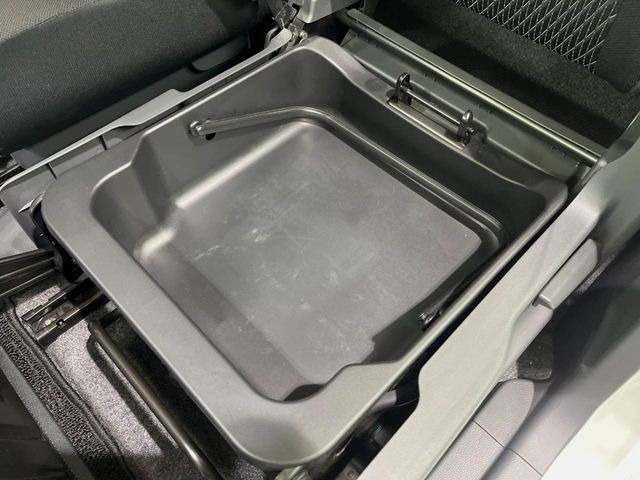 �y�V�[�g�A���_�[�{�b�N�X�z�V�[�g�̉��ɑ�e�ʂ̎��[�X�y�[�X��������Ă���A�C���ԃO�b�Y�ȂǁA�O���猩��ꂽ���Ȃ����̂�����������[�ł��ĕ֗�!