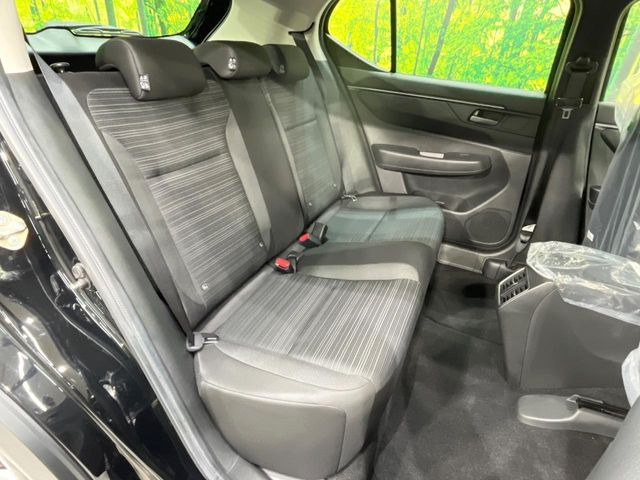 後部座席も気になるようなキズ・汚れやへたり等、大きなダメージはなく、良好な状態です。