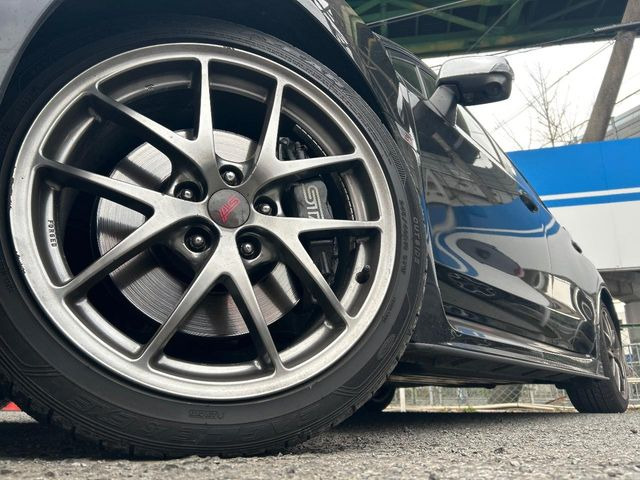 �y�����C���`�A���~�z�C�[���z�O�ςɃ}�b�`���������A���~�z�C�[���𑕒����Ă���܂��B�e��ЊO�A���~�z�C�[����A�X�^�b�h���X�^�C�����戵�����Ă���܂��B���񂲑��k����������