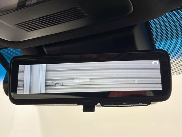 【デジタルインナーミラー】後席の大きな荷物や同乗者で後方が確認しづらい時でも安心!カメラが撮影した車両後方の映像をルームミラー内に表示。クリアな視界で状況の確認が可能です!
