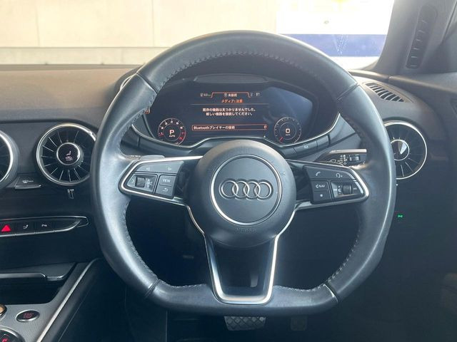 ���}���`�t�@���N�V�����X�e�A�����O:�n���h���̍��E�̃{�^���ŃI�[�f�B�I�̑I���≹�ʂ̒��߂��\�ł��B�n���h�����������������ł���̂ň��S�ł��ˁ�