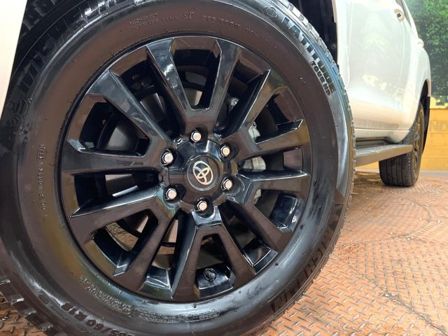 【グレード専用純正18インチアルミホイール】デザイン性の高い純正アルミホイールを装着しております。各種社外アルミホイールや、スタッドレスタイヤも取扱いしております。是非ご相談ください♪