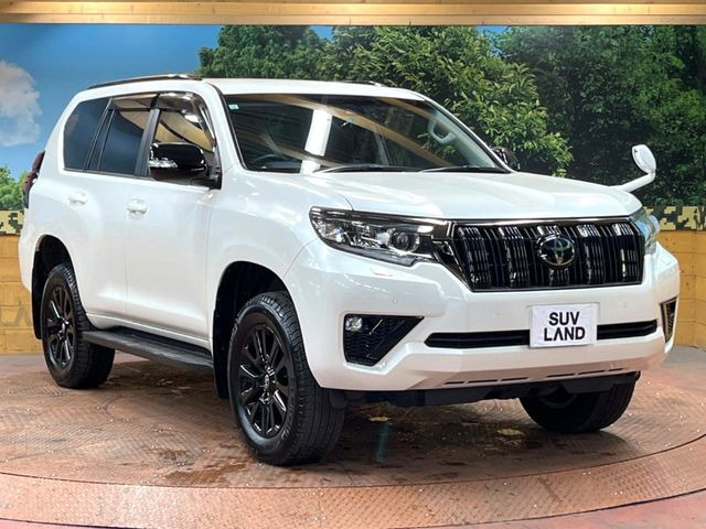 高透明度のガラス皮膜で撥水はもちろん、上質なツヤ・光沢を実現。紫外線や酸性雨から大切な愛車を保護し、色あせ・劣化を防止。「弾スプラッシュコート」、「弾プリミッサコート」からお選びいただけます。