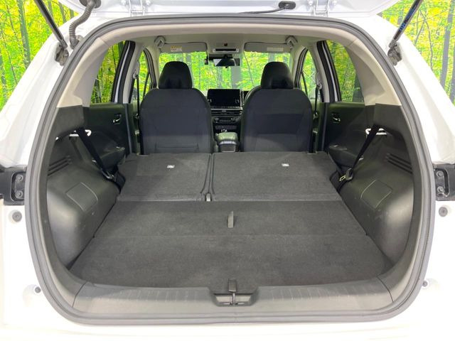 ���i�̂���������ʋ΁A���}���ɏ\���ȉ׎��X�y�[�X���m�ۂ��Ă���܂��B�Z�J���h�V�[�g��|���ƁA�傫�ȉו��̐ύڂ��\�ł���