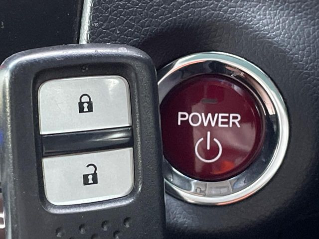 �yHonda�X�}�[�g�L�[�z�J�o����|�P�b�g�ɓ��ꂽ�܂܂ł��h�A�̎{���E�������\�ȃX�}�[�g�L�[�𑕔��B�G���W���̃I���E�I�t�����J�M�����o���K�v����������Ƃ��Ă��֗��ł���