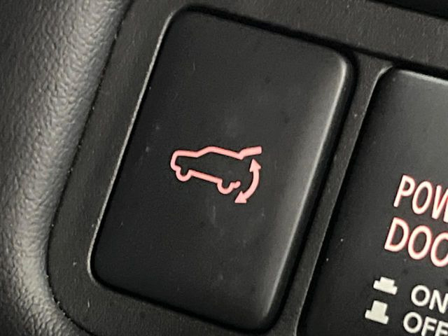 【パワーバックドア】スマートキーや運転席のボタンを押すだけでリアゲートが自動で開閉します!荷物を持っている時や、高い位置にあるバックドアを閉める際に便利な機能です♪