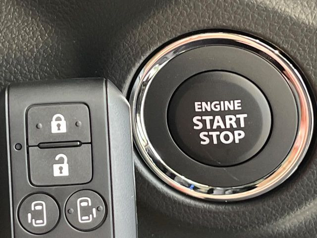【キーレススタートシステム】カバンやポケットに入れたままでもドアの施錠・解錠が可能なスマートキーを装備。エンジンのオン・オフ時もカギを取り出す必要が無いからとっても便利です♪