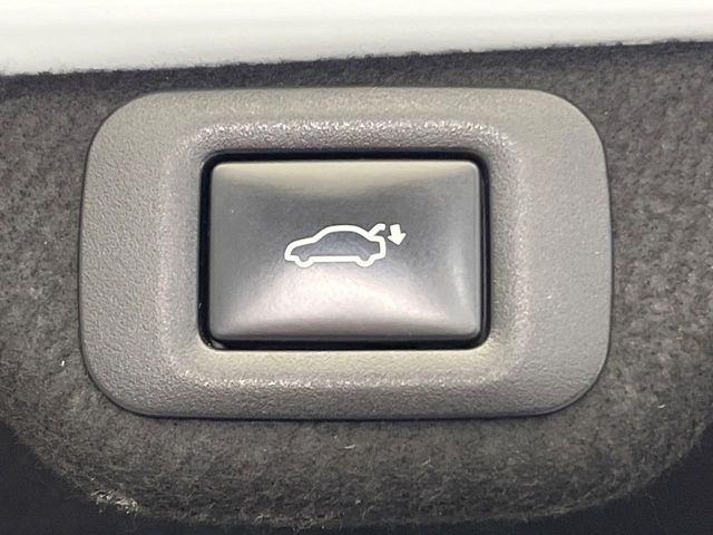 【ハンズフリーパワーバックドア】リアバンパー下部に足先を出し入れするだけでバックドアが自動で開閉♪両手が荷物でふさがっている時でもラクラク開閉操作が行えます!