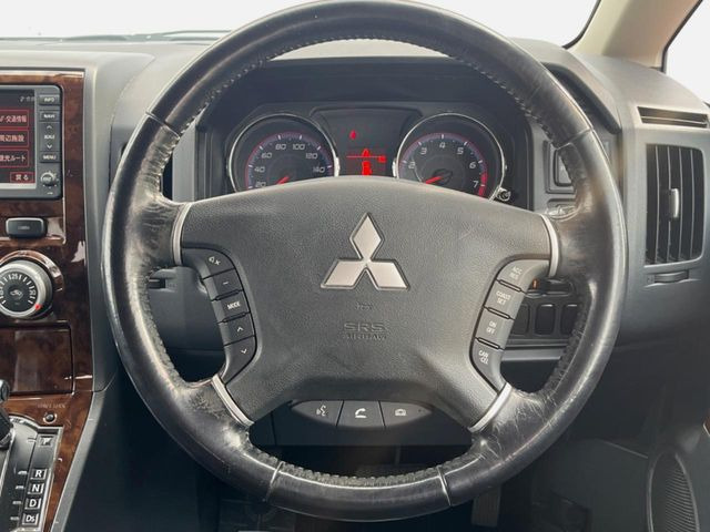 �C���e���A�ɍ��킹���f�U�C���̃X�e�A�����O�́A�^�]�������̂��Ƃ��l���A�^�]���₷���`��A�傫���ł��B�����x�A���ۂɐG���Ă��m���߂��������B