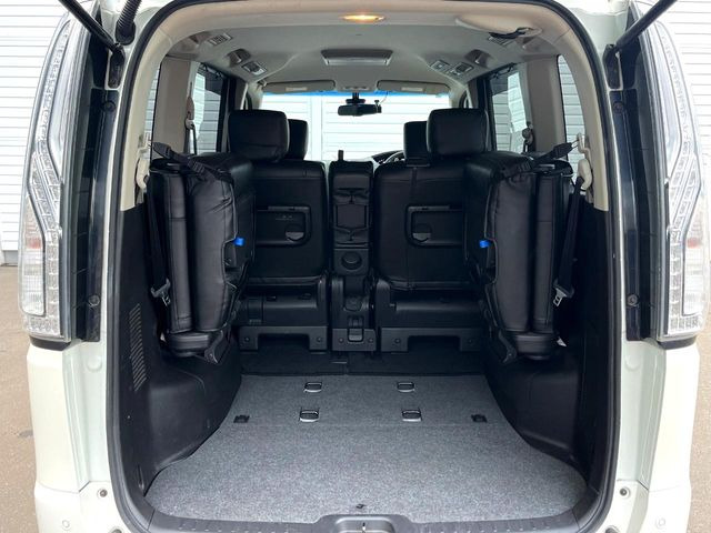 ���i�̂���������ʋ΁A���}���ɏ\���ȉ׎��X�y�[�X���m�ۂ��Ă���܂��B�Z�J���h�V�[�g��|���ƁA�傫�ȉו��̐ύڂ��\�ł���